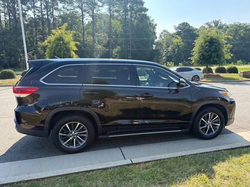 Used 2017 Toyota Highlander XLE FWD image 3