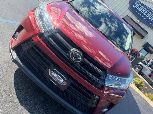 Used 2018 Toyota Highlander SE AWD/4WD image 9