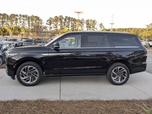 Certified 2025 Lincoln Navigator Reserve image 8