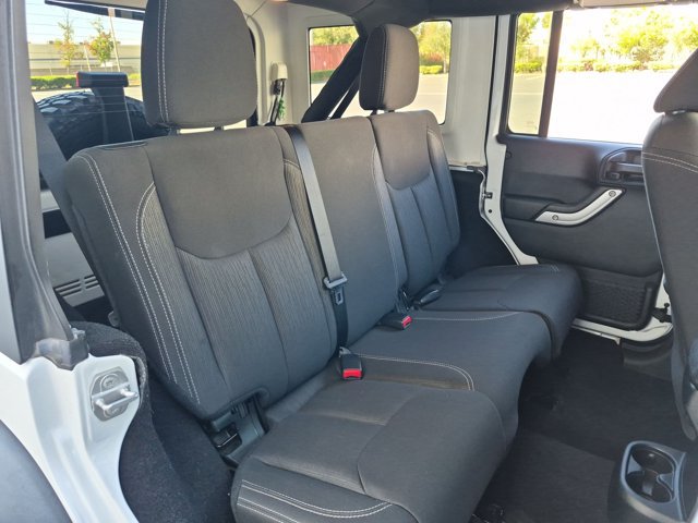Used 2018 Jeep Wrangler Unlimited Rubicon w/ Connectivity Group AWD/4WD image 17