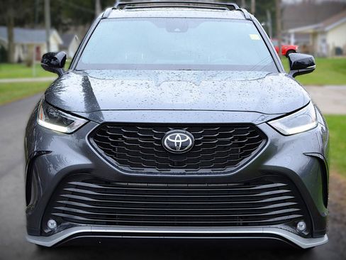 Used 2023 Toyota Highlander XSE image 2