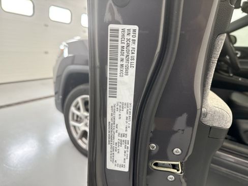 Used 2024 Jeep Compass Latitude AWD/4WD image 9