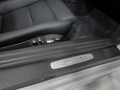 Used 2025 Porsche 718 Boxster RWD image 19