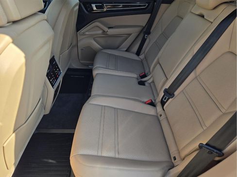 Used 2021 Porsche Cayenne AWD/4WD image 28