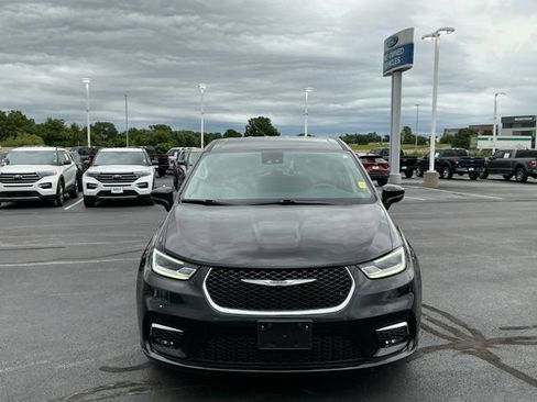 Used 2024 Chrysler Pacifica Touring-L FWD image 8