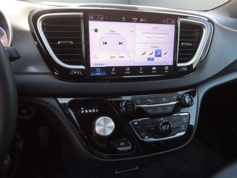 Used 2025 Chrysler Pacifica Select FWD image 19