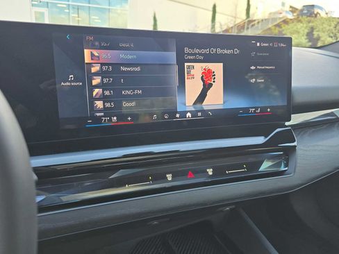 Used 2024 BMW i5 eDrive40i w/ Convenience Package image 30