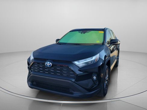 Used 2022 Toyota RAV4 XLE Premium image 2