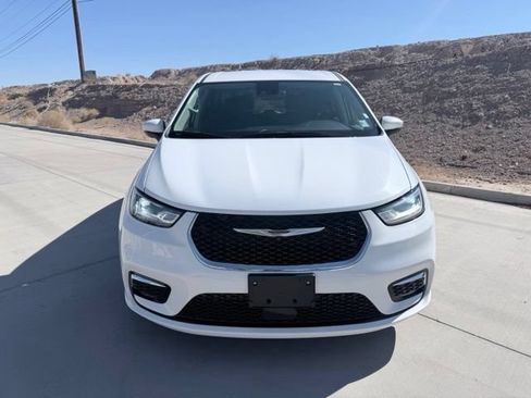 Used 2023 Chrysler Pacifica Touring-L FWD image 2
