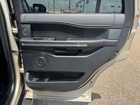 Used 2018 Ford Expedition XLT w/ Equipment Group 202A RWD image 30
