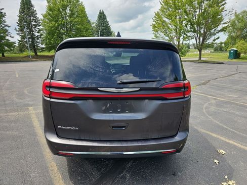 Used 2023 Chrysler Pacifica Touring-L FWD image 5