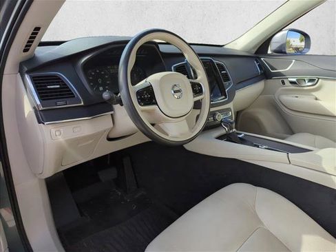 Used 2020 Volvo XC90 T5 Momentum w/ Protection Package Premier image 9
