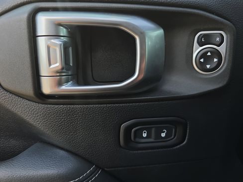 Used 2018 Jeep Wrangler Unlimited Sahara image 27