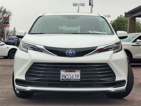 Certified 2021 Toyota Sienna LE w/ LE Plus Package image 3
