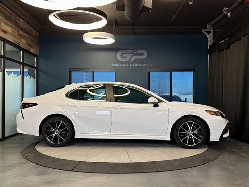 Used 2022 Toyota Camry SE image 2