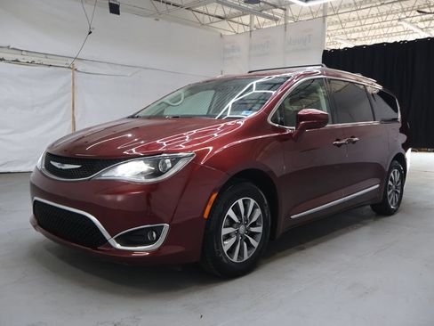 Used 2020 Chrysler Pacifica Touring-L Plus FWD image 3