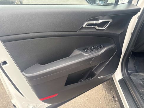 Used 2023 Kia Sportage LX image 17