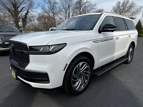 Certified 2025 Lincoln Navigator Reserve image 9