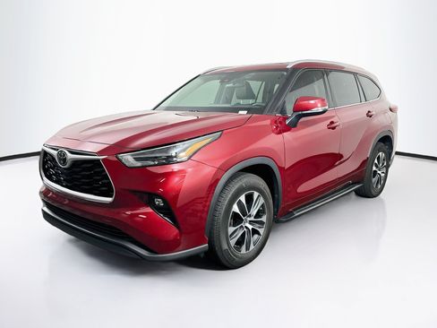 Used 2022 Toyota Highlander XLE FWD image 3