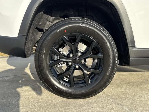 New 2025 Jeep Grand Cherokee Altitude image 15