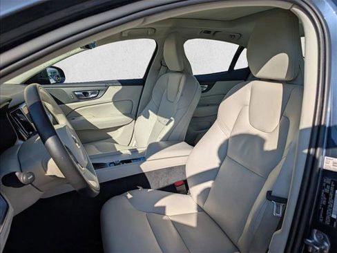 Used 2020 Volvo S60 T5 Momentum image 15