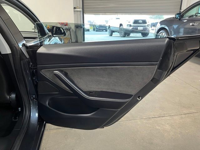 Used 2018 Tesla Model 3 Long Range RWD image 16