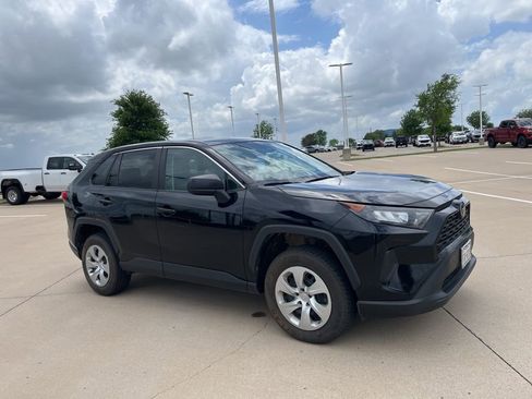Used 2022 Toyota RAV4 LE image 7