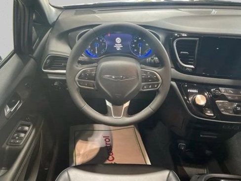 Used 2025 Chrysler Pacifica Select FWD image 17