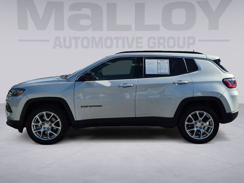 Used 2024 Jeep Compass Latitude w/ Sun and Sound Group AWD/4WD image 2