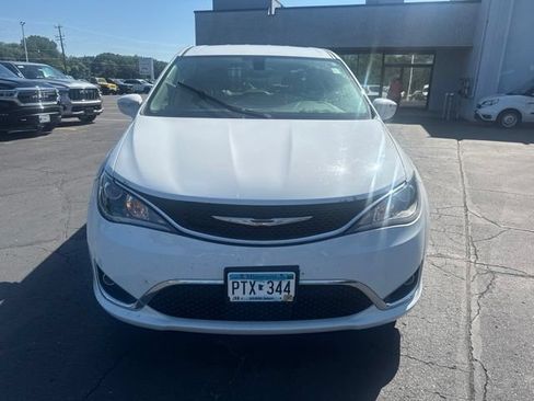 Used 2018 Chrysler Pacifica Touring Plus FWD image 2