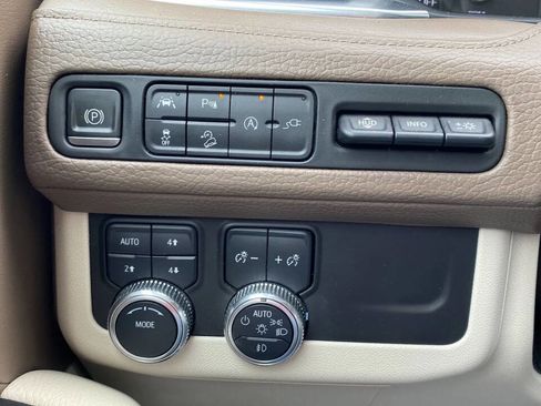 Used 2021 GMC Yukon XL Denali w/ Denali Premium Package AWD/4WD image 18