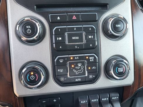 Used 2016 Ford F250 Lariat w/ Lariat Interior Package AWD/4WD image 24