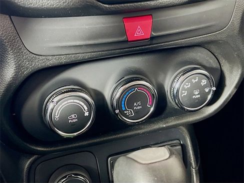 Used 2017 Jeep Renegade Latitude image 19