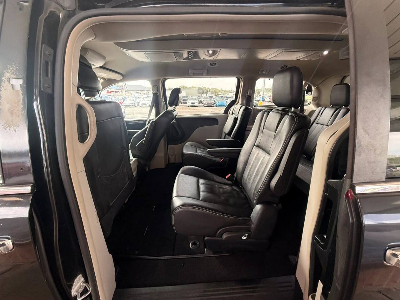 Used 2015 Chrysler Town & Country Touring-L w/ Driver Convenience Group FWD image 15