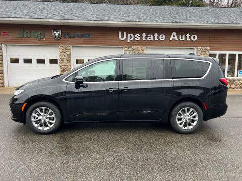 New 2026 Chrysler Pacifica Select image 8