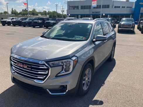 Used 2024 GMC Terrain SLT w/ Tech Package FWD image 3