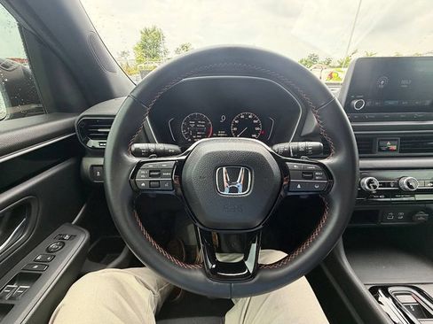 Used 2025 Honda Pilot Sport image 33