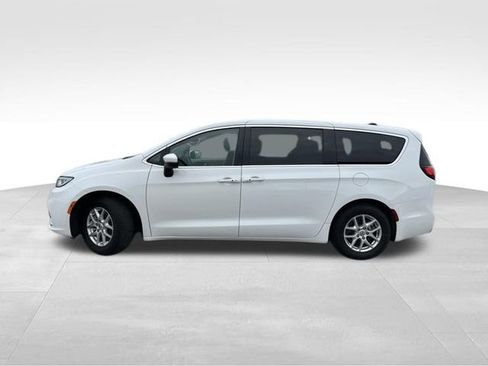 Used 2023 Chrysler Pacifica Touring-L FWD image 4