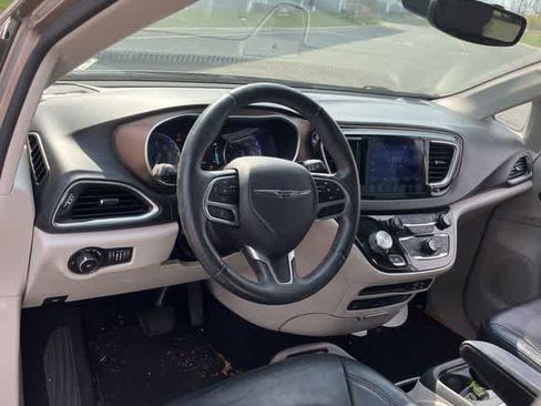 Used 2017 Chrysler Pacifica Touring-L Plus image 18