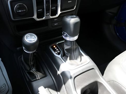 Used 2018 Jeep Wrangler Unlimited Sahara AWD/4WD image 26