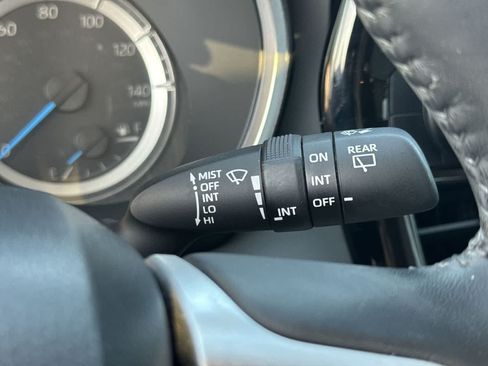Used 2022 Toyota Highlander LE AWD/4WD image 32