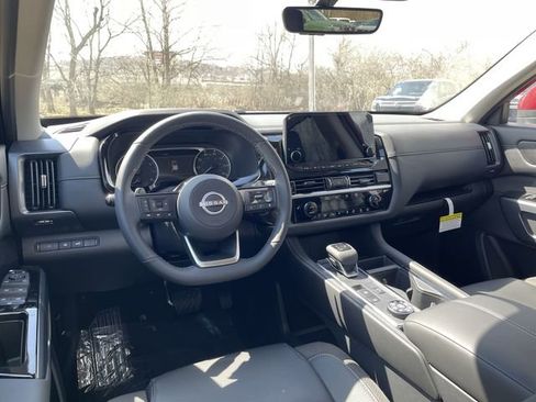 Certified 2025 Nissan Pathfinder SL image 21