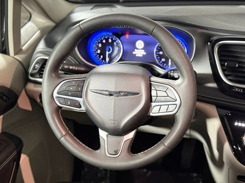 Used 2023 Chrysler Pacifica Touring-L AWD/4WD image 12