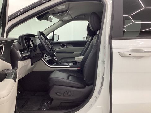 Used 2023 Kia Carnival LX image 14