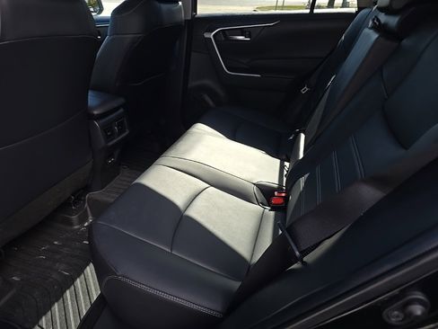 Used 2022 Toyota RAV4 XLE Premium image 15