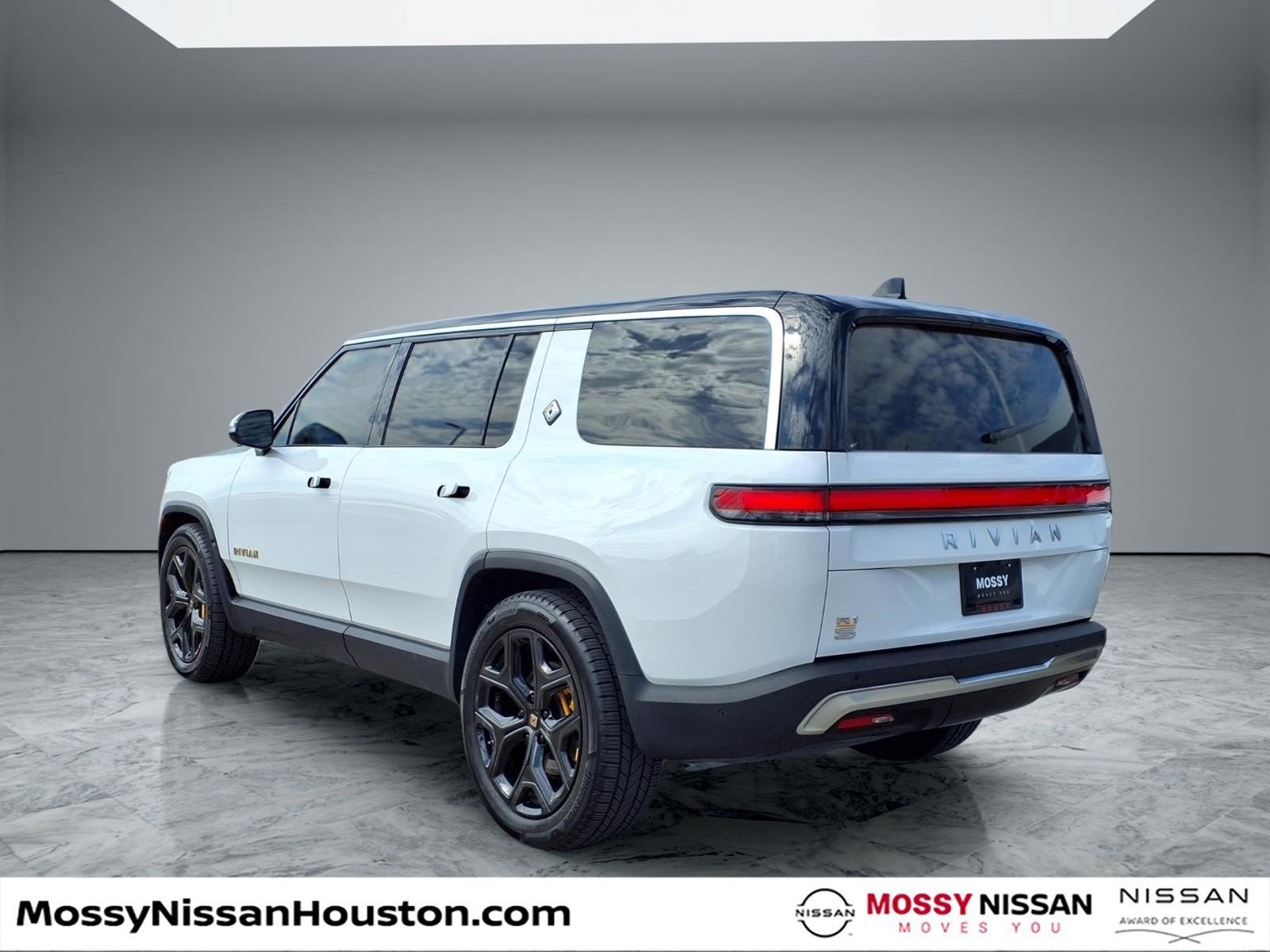 Used 2023 Rivian R1S Launch Edition Quad AWD/4WD image 2