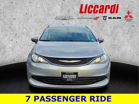 Used 2017 Chrysler Pacifica Touring image 2