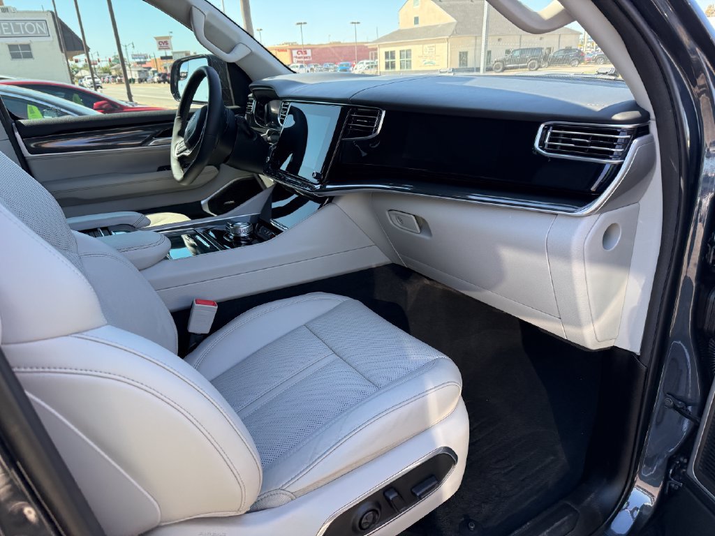 Used 2022 Jeep Wagoneer Series I w/ Premium Group I AWD/4WD image 3