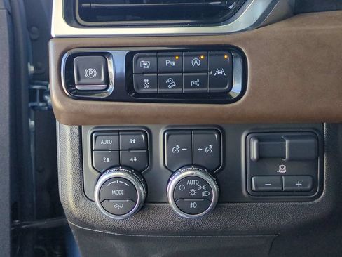 Used 2025 GMC Yukon XL Denali Ultimate AWD/4WD image 25