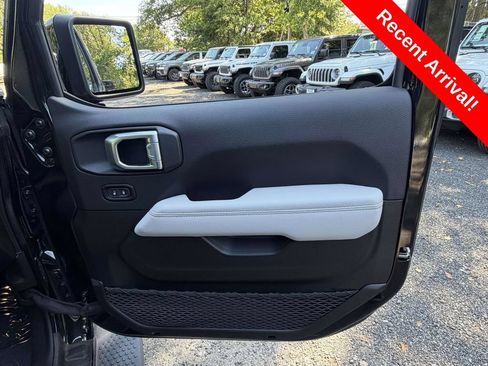 Used 2023 Jeep Wrangler Unlimited Sahara AWD/4WD image 8